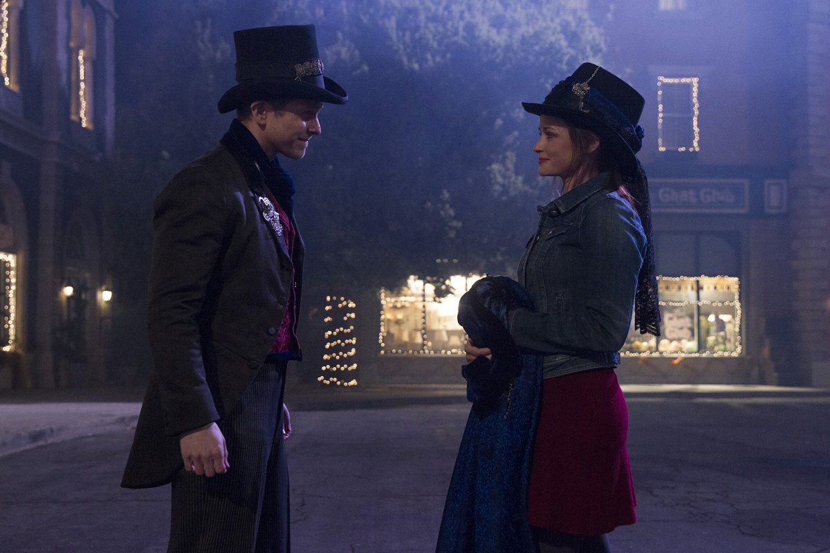 Logan a Rory oblečené v kostýme na podujatie Brigade Life and Death Brigade U 'Gilmore Girls: Rok v živote' Rory Gilmoreho dieťa bolo pravdepodobne počaté počas cesty.