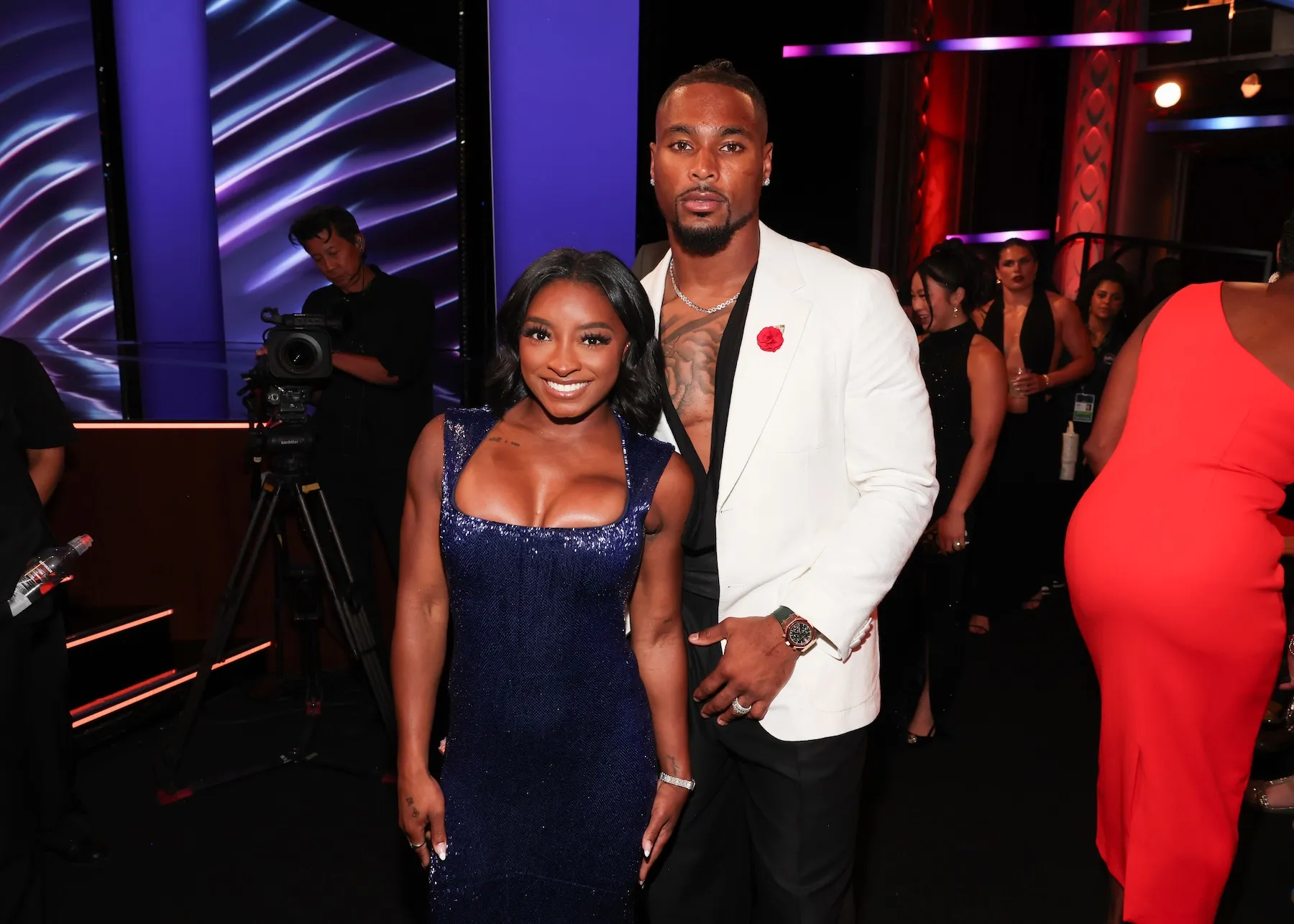 Vo vnútri Simone Biles “úprimná rutina ako„ manželka NFL “