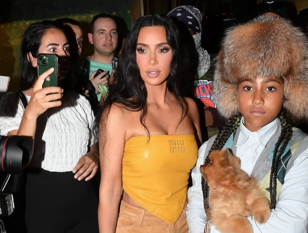Kim Kardashian zverejnila rodinnú vianočnú fotografiu v zmätenom oblečení
