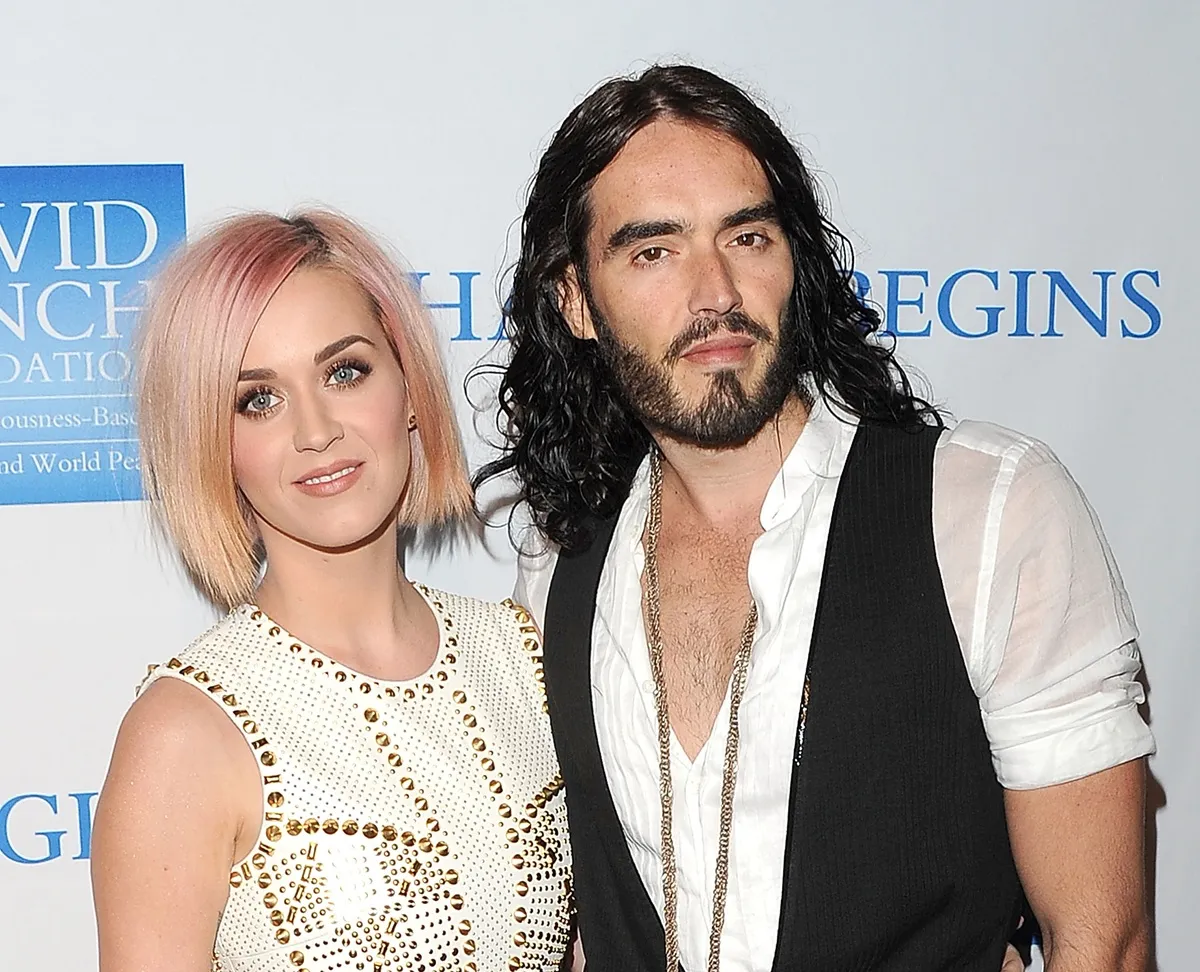 Russell Brand je osobne urazený románom Katy Perry s Justinom Trudeauom