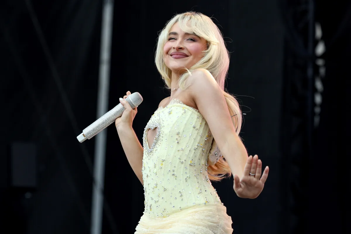 Sabrina Carpenter spadla na kaktus pri natáčaní svojho hudobného videa nominovaného na cenu Grammy