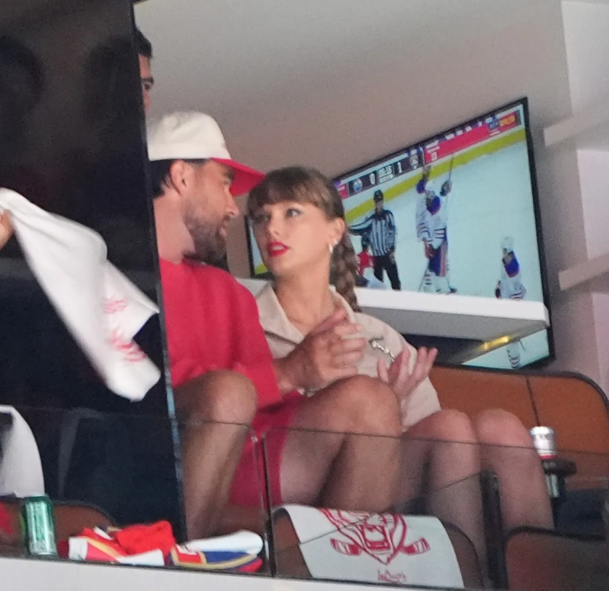 Travis Kelce dráždi Swifties „obľúbeným“ vianočným darčekom súvisiacim s vecami, ktoré sa on a Taylor Swift snažia „ponechať doma“