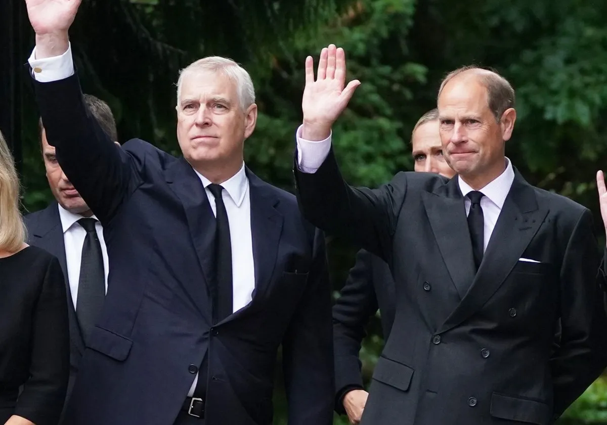 Princ Edward sa stal prvým členom kráľovskej rodiny, ktorý hovoril o bratovi Andrewovi po poslednej sérii Epsteinových e-mailov