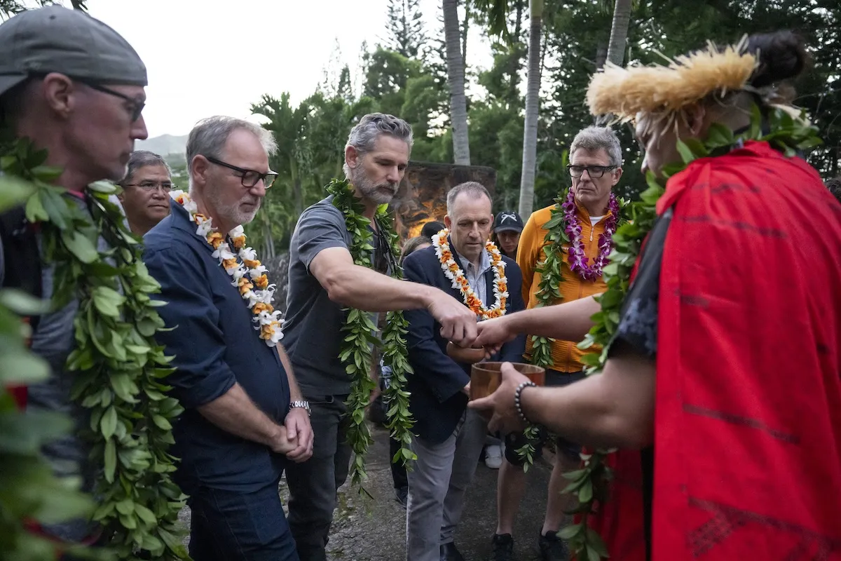 Eric Bana a ďalší na slávnostnom požehnaní 2. sezóny „Neskrotný“.