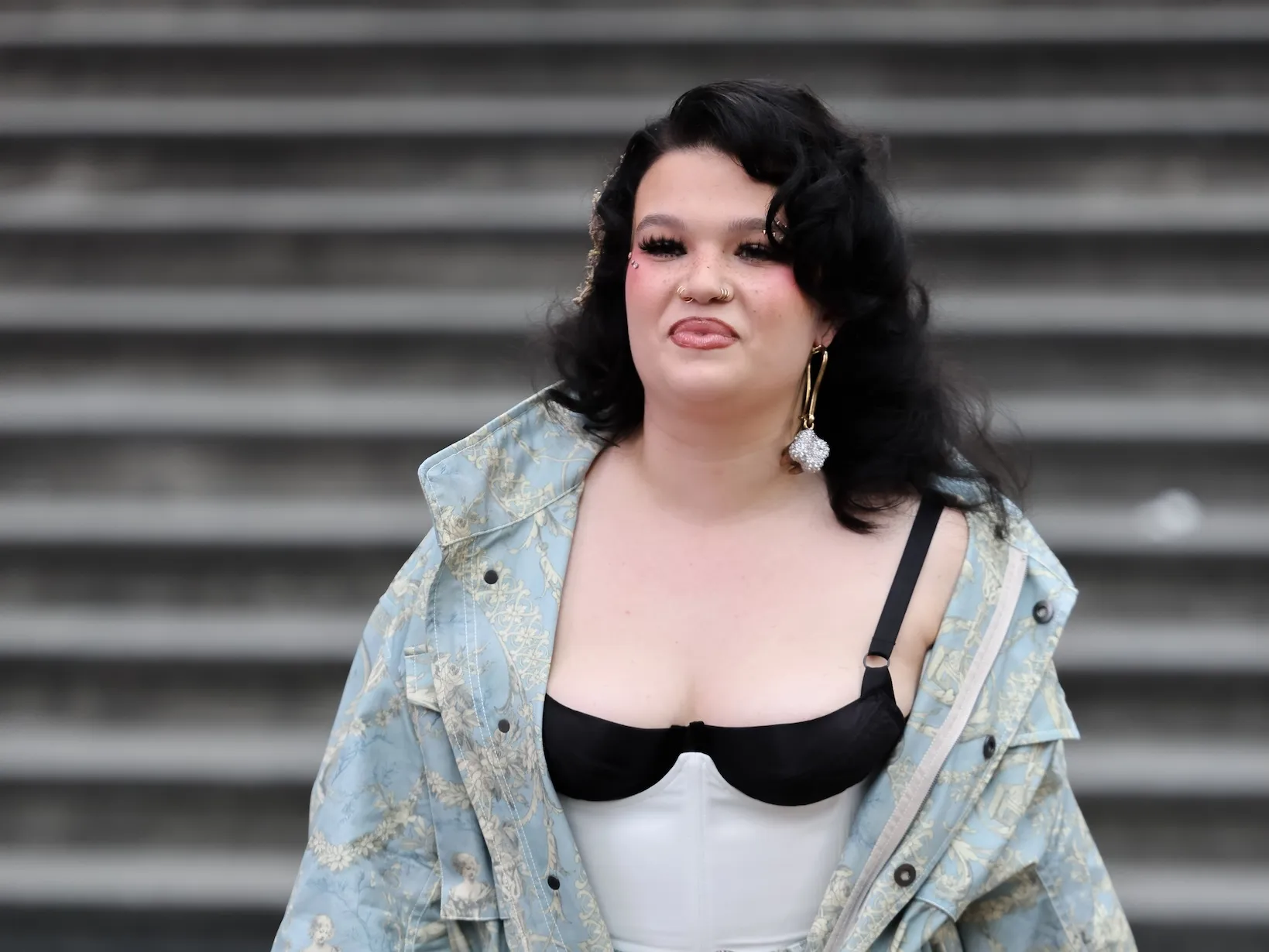 Divoký rok Loly Young: sláva TikTok, kolaps na pódiu a návrat na Grammy