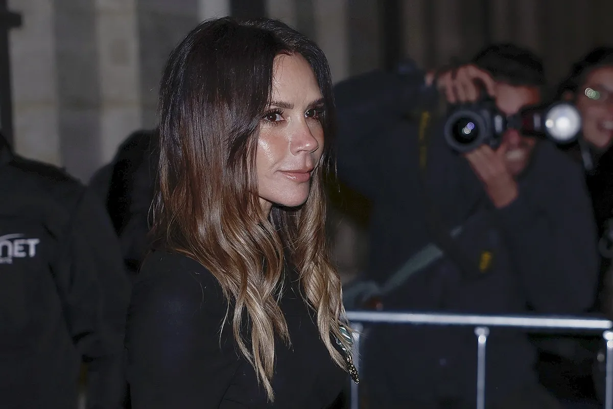 Ako Victoria Beckham's Beauty Evolution predefinovala starnutie elegantne