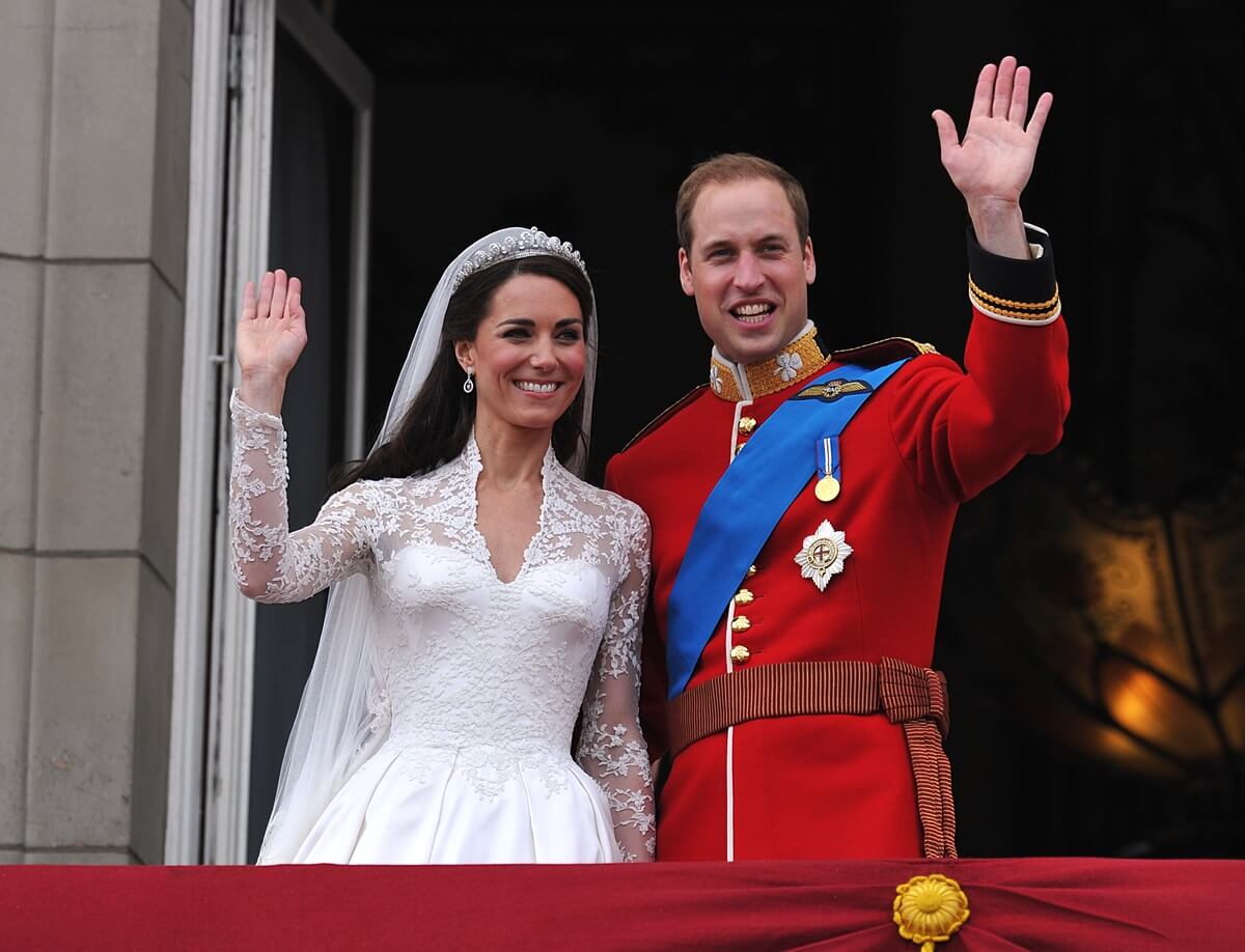 Čo mal princ William na sebe, aby vo svadobný deň neomdlel a kde Kate potrebovala vypchávky v šatách