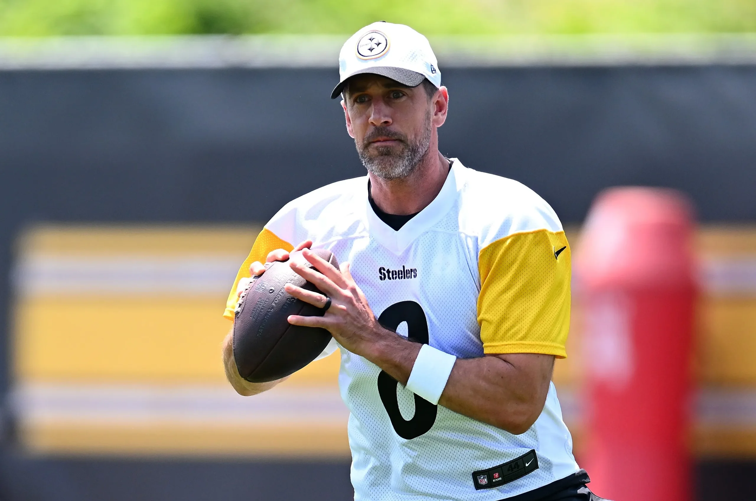 Aaron Rodgers odcudzení rodičia predajú svoj dom skôr, ako stihne vyložiť svoj