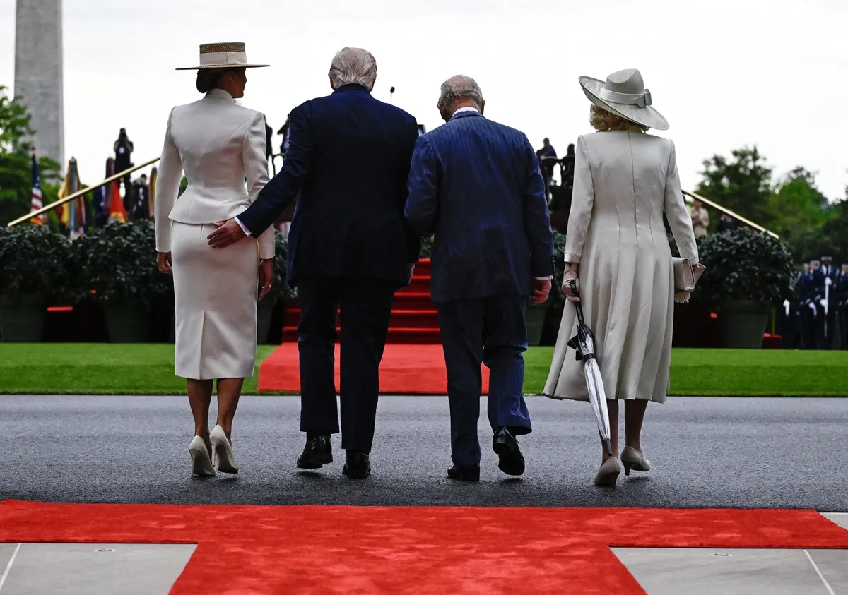 Donald Trump chytil za zadok prvej dámy Melanie pred kráľom Charlesom a kráľovnou Camillou