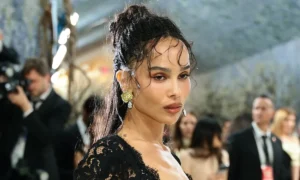 Láska Harryho Stylesa a Zoë Kravitzovej by mohla byť napísaná vo hviezdach, hoci bola už dvakrát zasnúbená