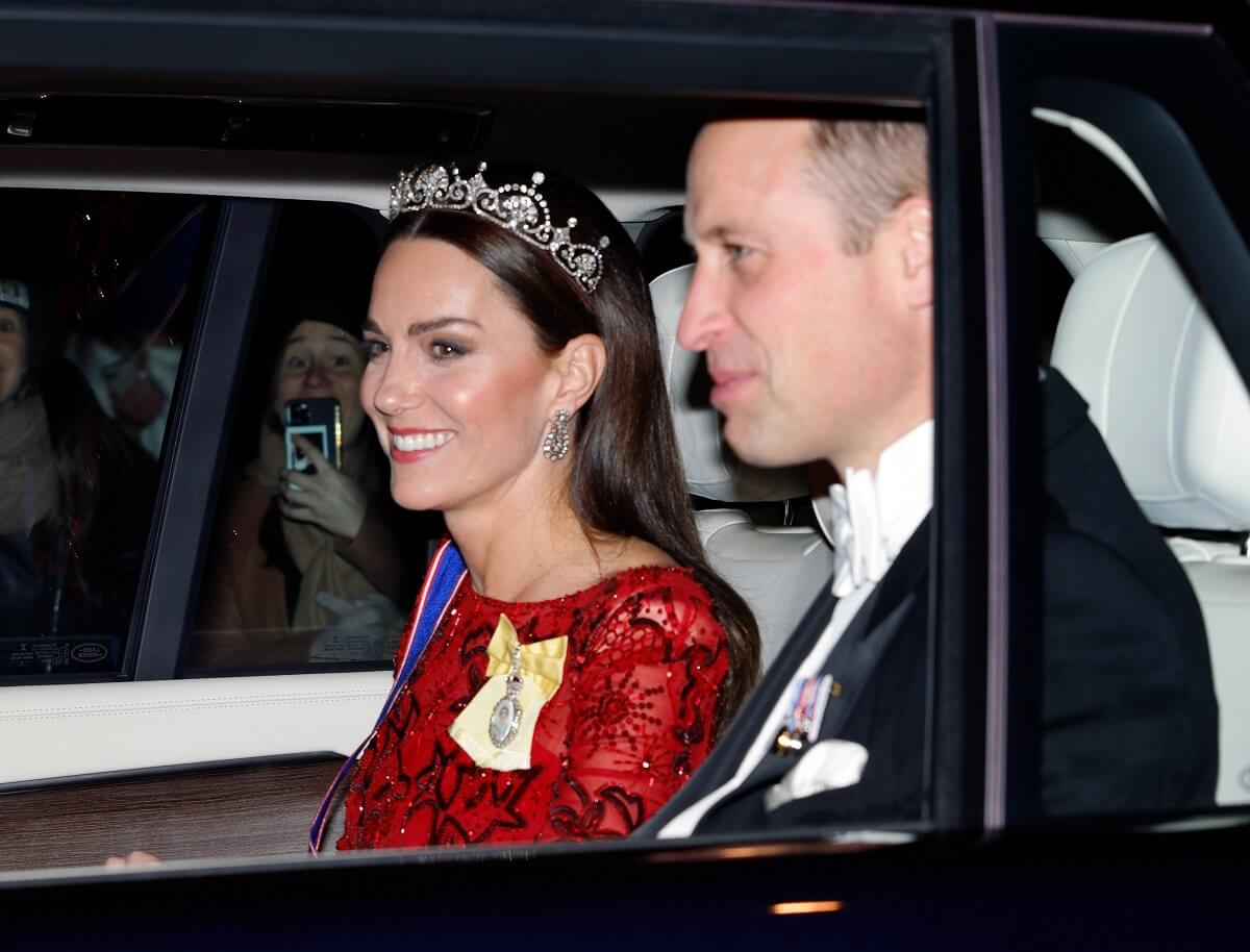 Princ William sa intímne zbližuje na zadnom sedadle auta s Kate Middleton vo videu po ich svadbe