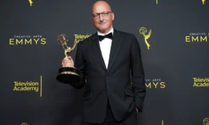 Režisér filmu „Leaving Neverland“ hovorí, že „Michael“ Biopic bol neautentickým výhrou peňazí