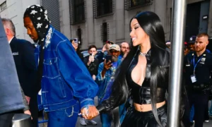 Stefon Diggs sa pripája k usmievavej Cardi B v zákulisí počas jej turné Little Miss Drama Tour