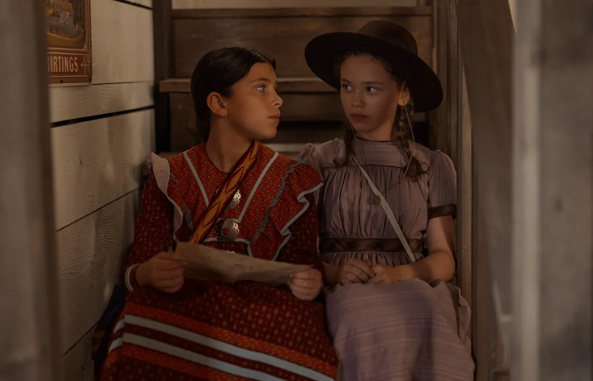 Dobrý Eagle a Laura sa na seba pozerajú v „Little House on the Prairie“ od Netflixu