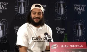 Kto je manželka hviezdy Caroliny Hurricanes Jalen Chatfield, Drew Shott?
