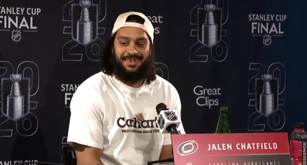 Kto je manželka hviezdy Caroliny Hurricanes Jalen Chatfield, Drew Shott?