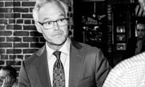 Scott Pelley povedal, že vedenie „60 minút“ mu povedalo, aby do politických príbehov zahrnul „nepravdy“