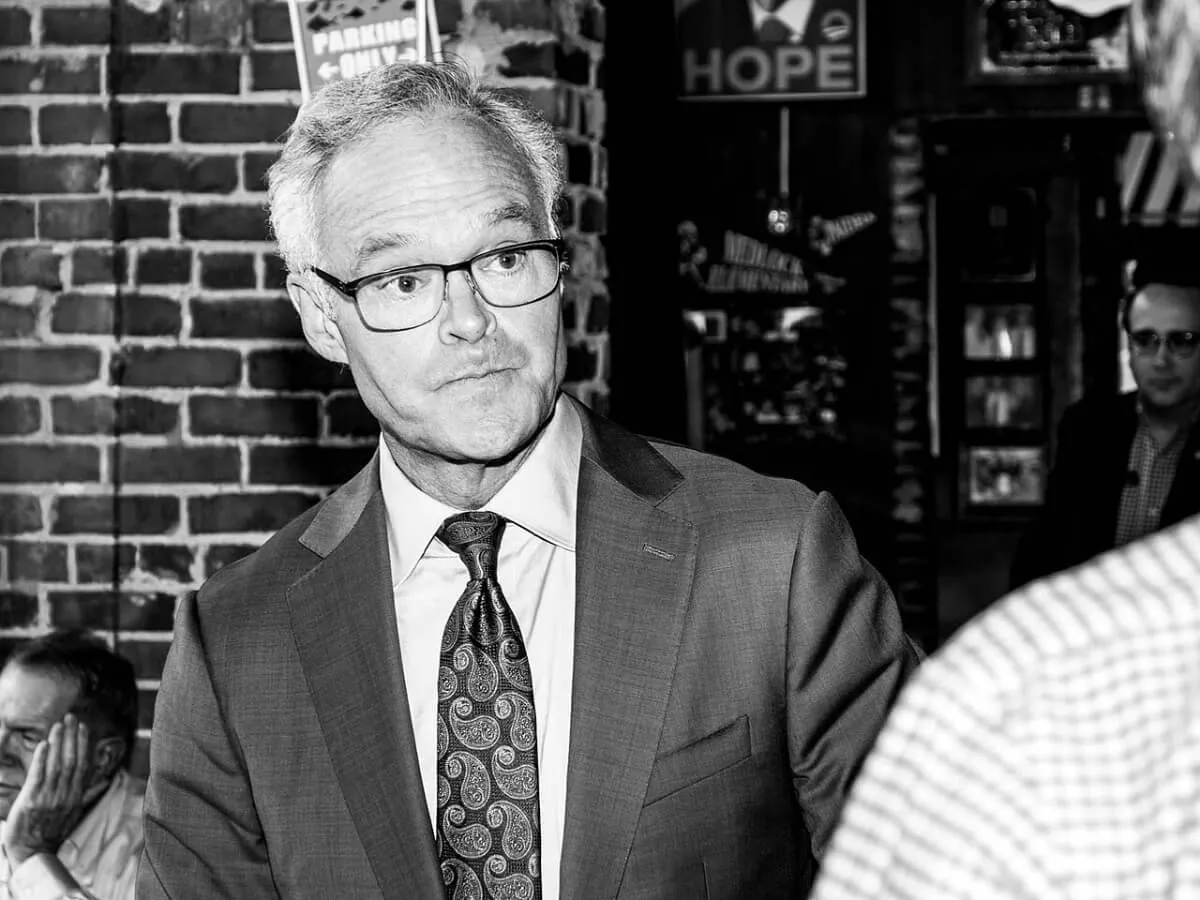 Scott Pelley povedal, že vedenie „60 minút“ mu povedalo, aby do politických príbehov zahrnul „nepravdy“