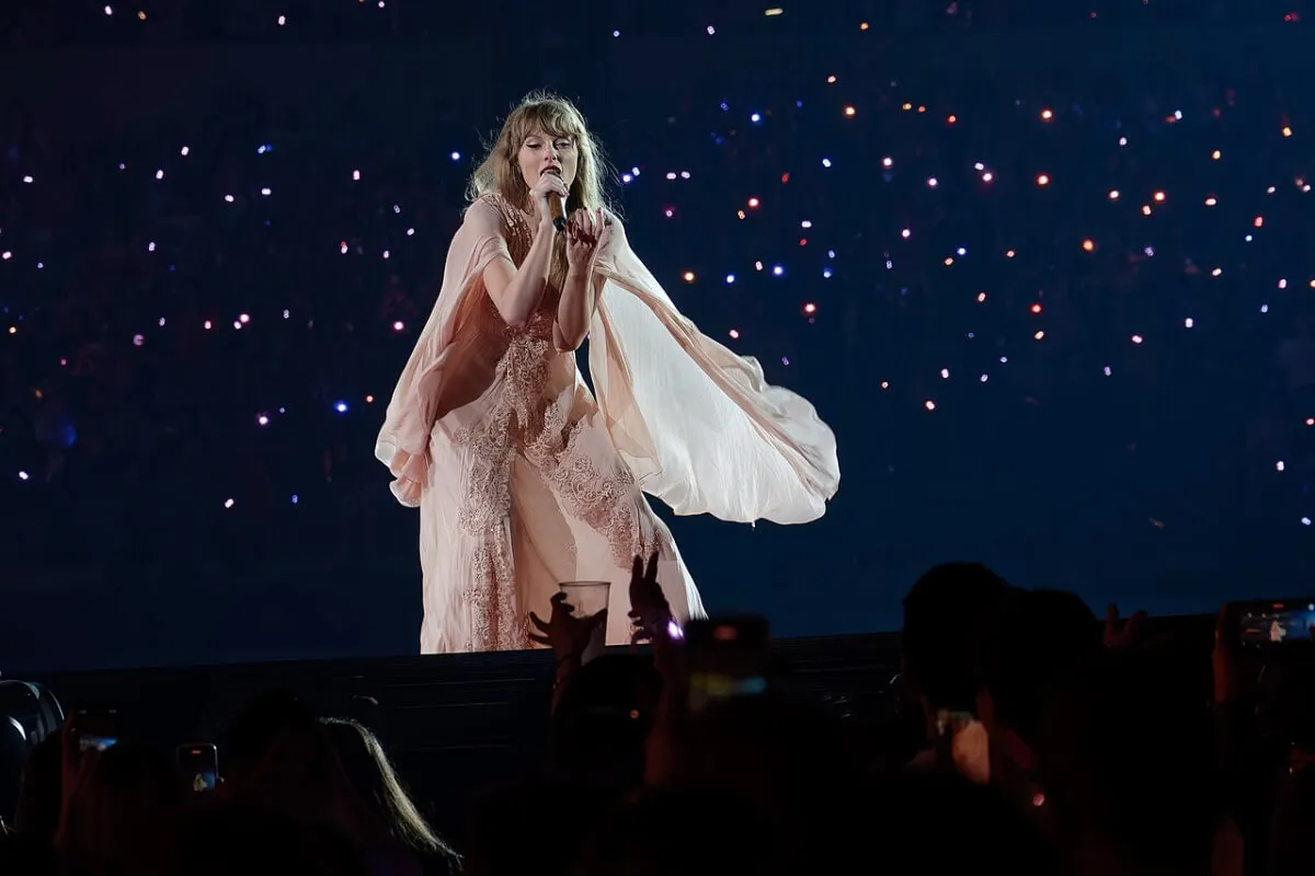 Senátor z Rhode Islandu nahliadol do tajnej svadby Taylor Swift