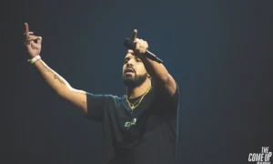 Suede Brooks povedala, že Drake jej po ich rozchode poslal „alarmujúce“ texty, kvôli ktorým sa mesiace bála opustiť dom