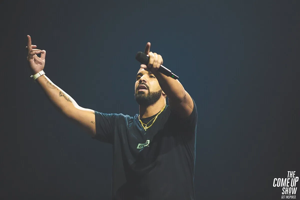 Suede Brooks povedala, že Drake jej po ich rozchode poslal „alarmujúce“ texty, kvôli ktorým sa mesiace bála opustiť dom