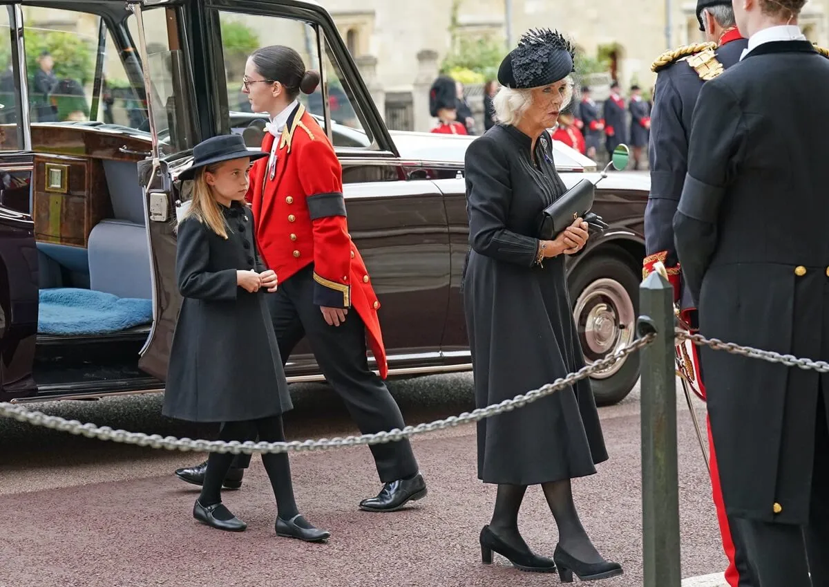 Čo mala na sebe kráľovná Camilla, o ktorej sú niektorí presvedčení, že v skutočnosti patrí princeznej Charlotte
