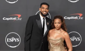 Jordyn Woods je „oveľa menej emocionálny“ ako Karl-Anthony Towns, ktorý neverí, že má takú „ohromujúcu ženu“