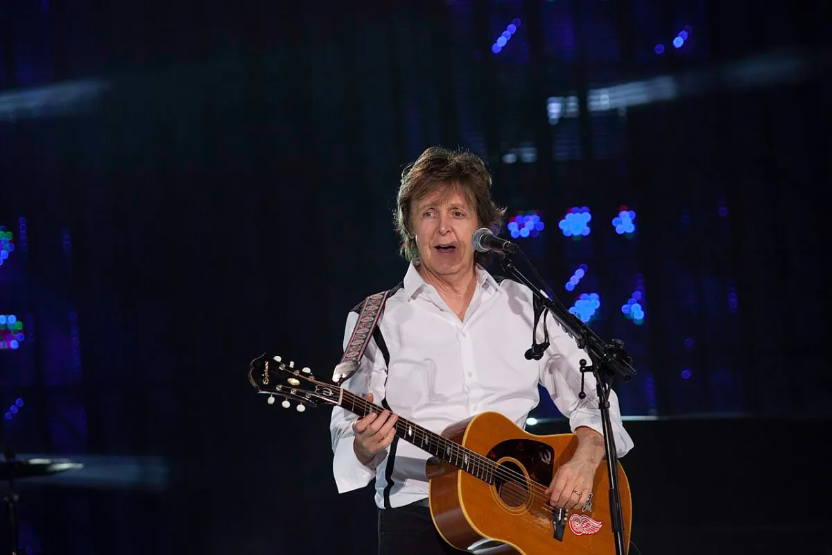 Paul McCartney obhajuje novú pieseň po obvineniach z „rodového stereotypu“