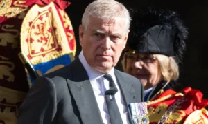 Andrew Mountbatten-Windsor bol spozorovaný v južnom Francúzsku s 2 ženami po odmietnutí rodinnej pozvánky kráľa Charlesa
