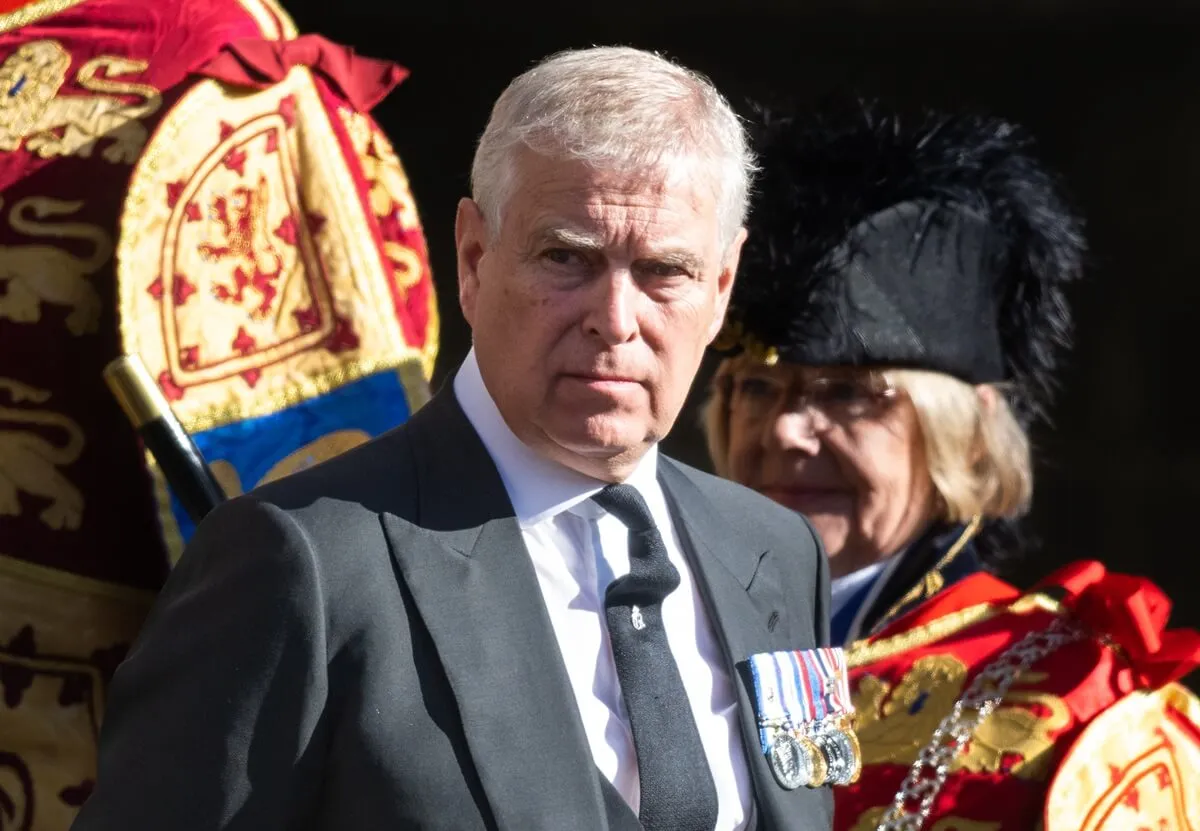 Andrew Mountbatten-Windsor bol spozorovaný v južnom Francúzsku s 2 ženami po odmietnutí rodinnej pozvánky kráľa Charlesa