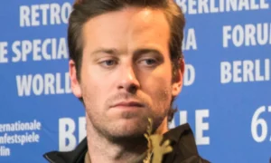Comebackový film Armieho Hammera bol v Nemecku zakázaný pre „podnecovanie násilia voči migrantom“
