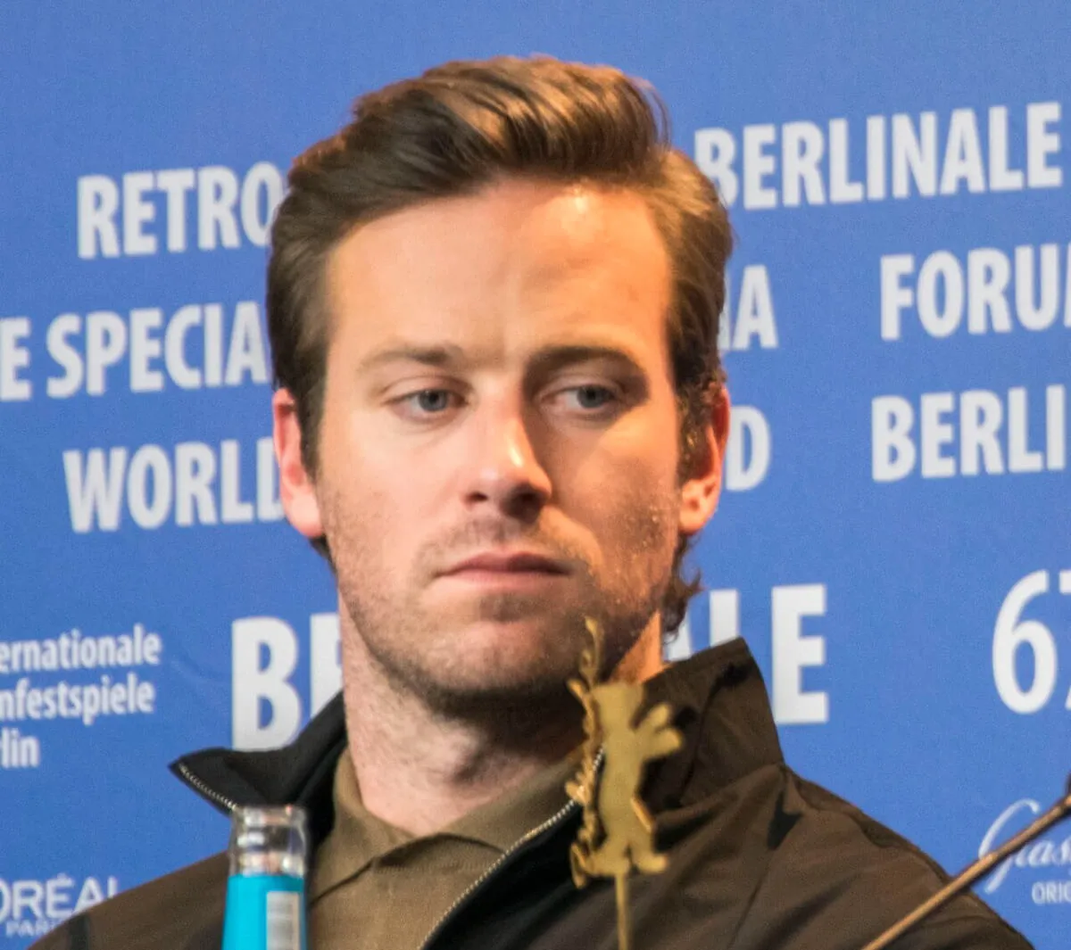 Comebackový film Armieho Hammera bol v Nemecku zakázaný pre „podnecovanie násilia voči migrantom“