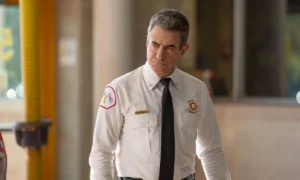 Dermot Mulroney uvažuje o náročných scénach, keď sa pripravuje na rozlúčku s ohňom v Chicagu