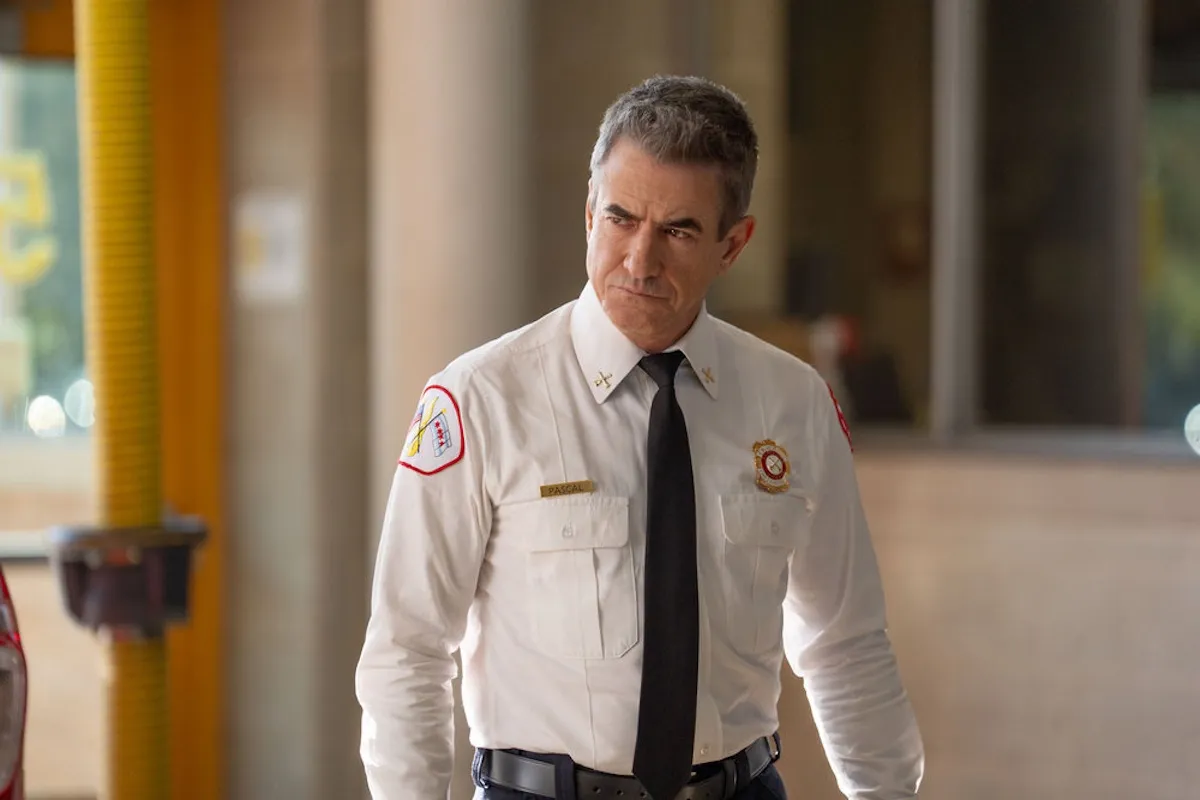 Dermot Mulroney uvažuje o náročných scénach, keď sa pripravuje na rozlúčku s ohňom v Chicagu