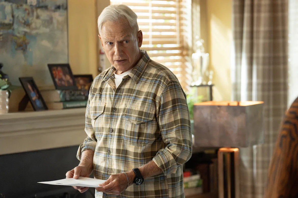 Gibbs drží list papiera na premiére 3. sezóny NCIS: Origins