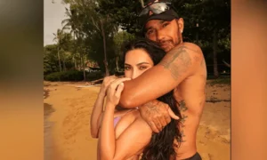 Kim Kardashian rocks nahé šaty na rande pri jazere s Lewisom Hamiltonom