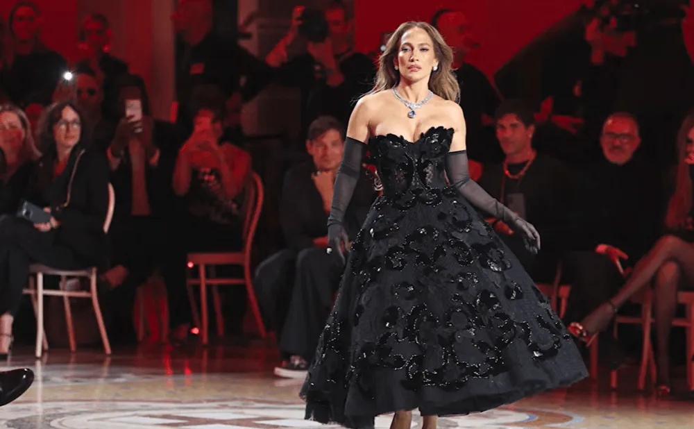 Jennifer Lopez sa takmer vyliala zo šiat pri odchode z hotela v Miláne