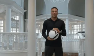 Môže byť futbalová hviezda Kylian Mbappé ďalší Travis Kelce alebo LeBron James?