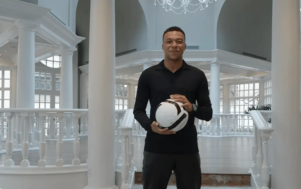 Môže byť futbalová hviezda Kylian Mbappé ďalší Travis Kelce alebo LeBron James?