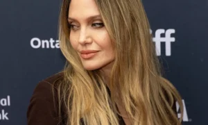 Angelina Jolie sa údajne pozerá na Jennifer Aniston ako inšpiráciu na randenie