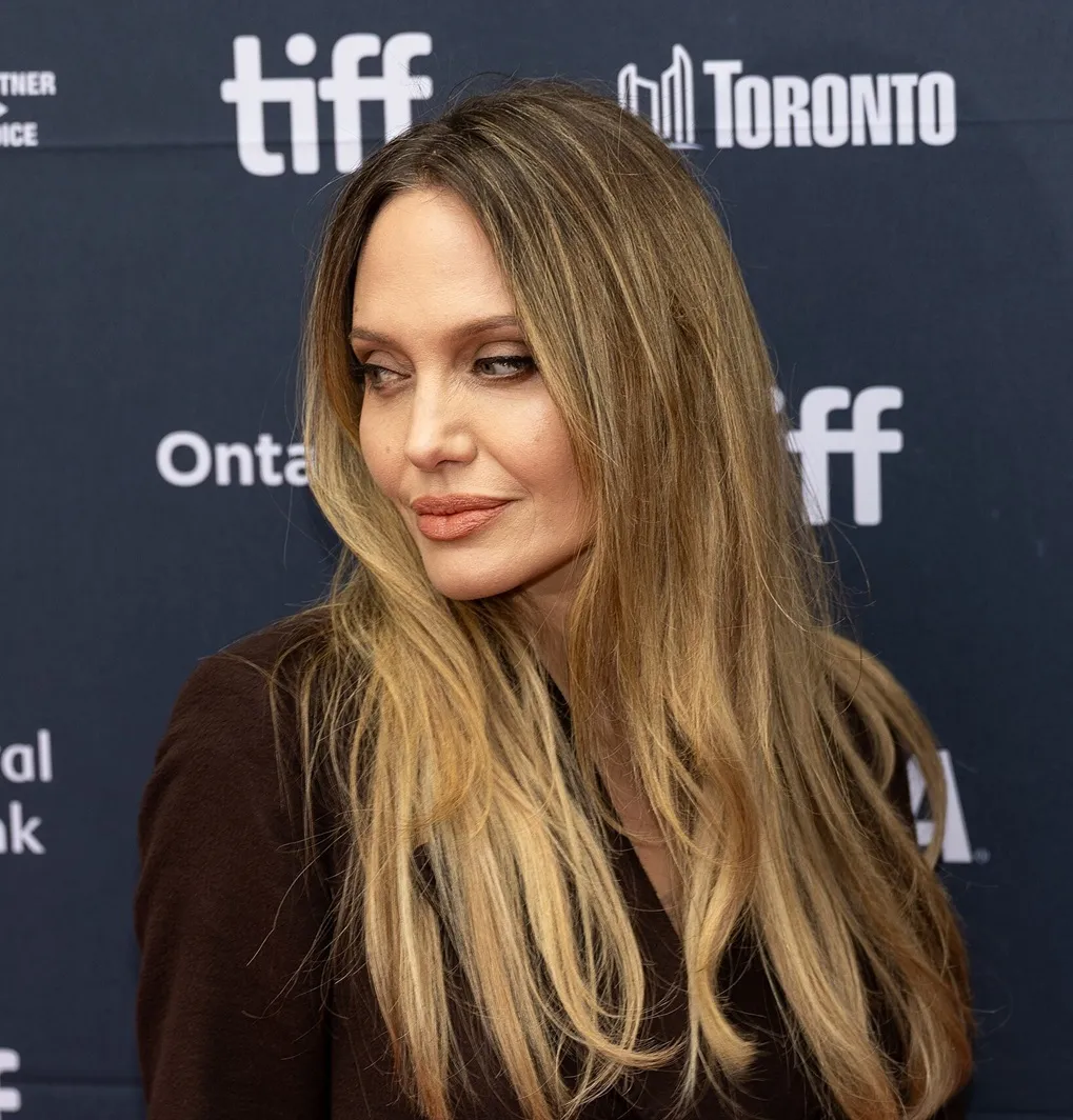 Angelina Jolie sa údajne pozerá na Jennifer Aniston ako inšpiráciu na randenie