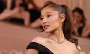 Ariana Grande bojuje proti slzám, keď dáva fanúšikom emocionálnu rozlúčku po 41-šou turné