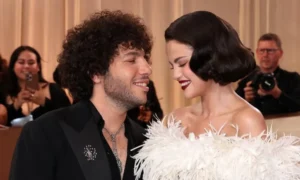 Benny Blanco odhaľuje tajomstvo „čiernej mágie“ za víťazstvom Seleny Gomez Over