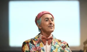 Hostiteľ „Zradcov“ Alan Cumming ponúka odbavenie svadby pre Phaedra Parks a CT Tamburello: „Úžasné“