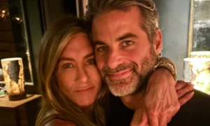 Jennifer Aniston v Rare Public Moment zahanbila svojho priateľa Jima Curtisa Racy Joke