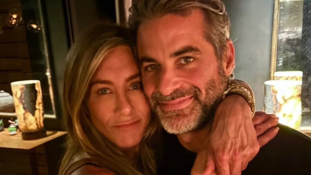 Jennifer Aniston v Rare Public Moment zahanbila svojho priateľa Jima Curtisa Racy Joke