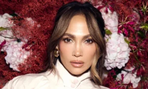 Jennifer Lopez sa chváli svojou žiarou po rozvode v hlbokých monokinách, keď ju fanúšikovia nazývajú „neskutočná“