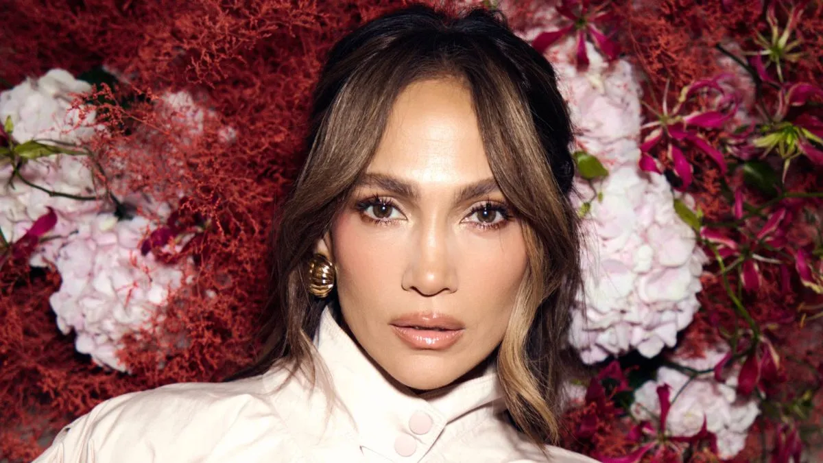 Jennifer Lopez sa chváli svojou žiarou po rozvode v hlbokých monokinách, keď ju fanúšikovia nazývajú „neskutočná“