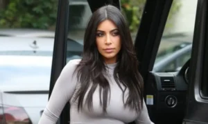 Kim Kardashian podpísala 80 000 dolárov Birkin za fanúšika, ale jeden detail má fanúšikov, ktorí plačú ako „falošný“