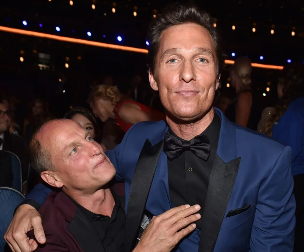 Kto začal klebety, že Matthew McConaughey a Woody Harrelson sú príbuzní?